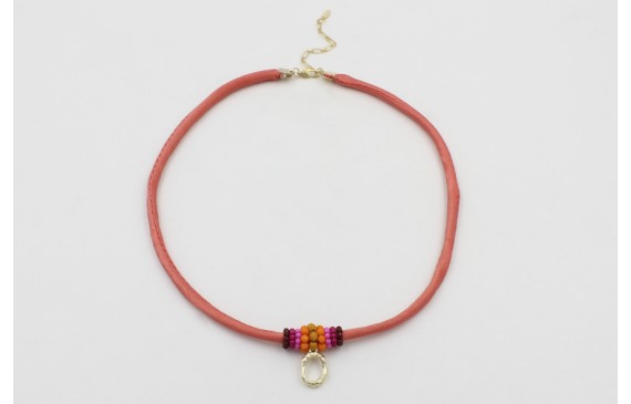 Collar seda salmón con aritos de abalorio granate,