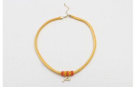 Collar seda amarillo con aritos de abalorio naranj