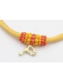 Collar seda amarillo con aritos de abalorio naranj