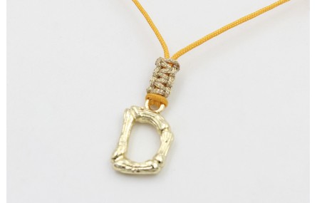 Collar hilo color almibar con nudo macramé dorado 