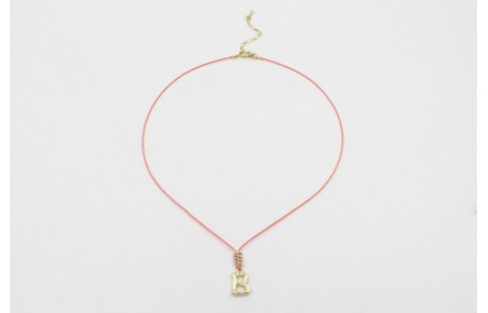 Collar hilo color salmón con nudo macramé dorado p