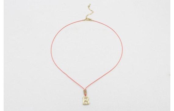 Collar hilo color salmón con nudo macramé dorado p