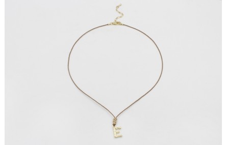 Collar hilo color marrón claro con nudo macramé do