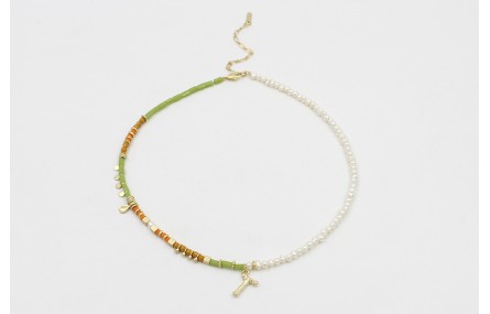 Collar con rectangulos facetados verdes, bolas mos