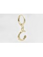 Singel earring cierre aro dorado, colgante letra C