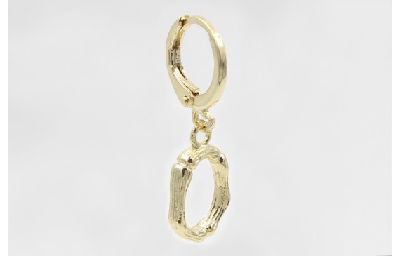 Singel earring cierre aro dorado, colgante letra O