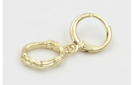 Singel earring cierre aro dorado, colgante letra O