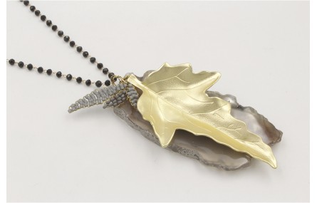 Collar cadena facetada negra con hoja dorada mate 