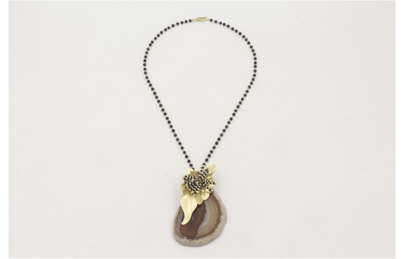 Collar cadena facetada negra con hoja perforada do