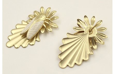 Pendientes flor 11 pétalos, cigarra esmaltada beig