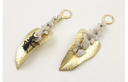 Pendientes cierre de aro con hoja dorada mate con 