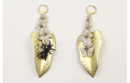 Pendientes cierre de aro con hoja dorada mate con 