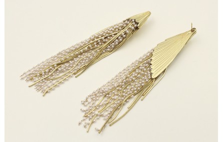Pendientes perno pluma dorada mate con flecos de c