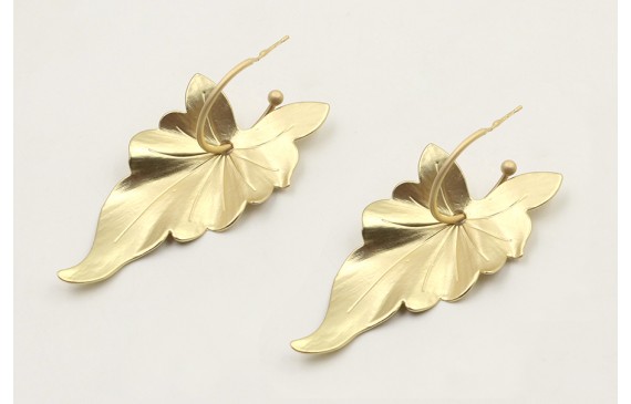 Pendientes perno aro bolita con colgante hoja perf