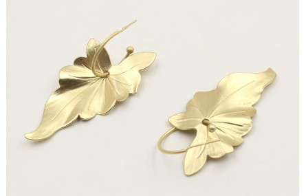 Pendientes perno aro bolita con colgante hoja perf