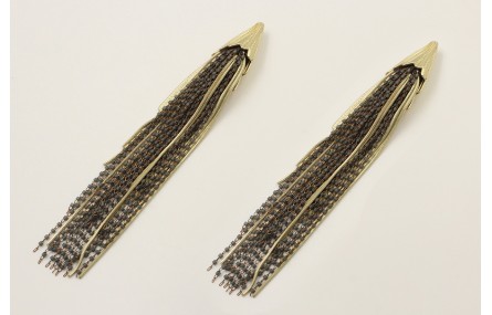 Pendientes perno pluma dorada mate con flecos de c