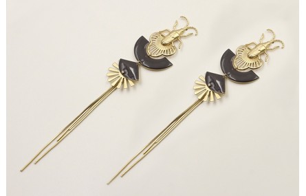 Pendientes perno escarabajo con abanico semicircul