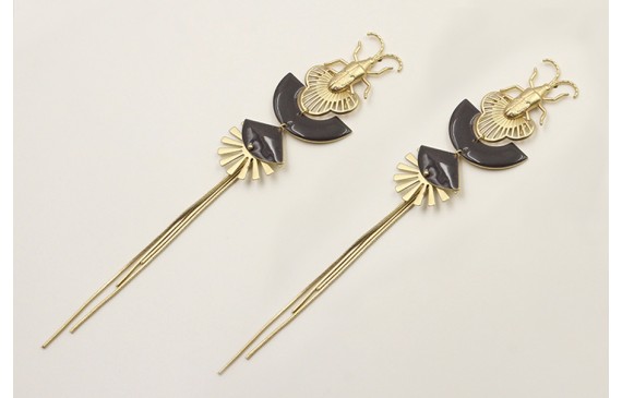 Pendientes perno escarabajo con abanico semicircul