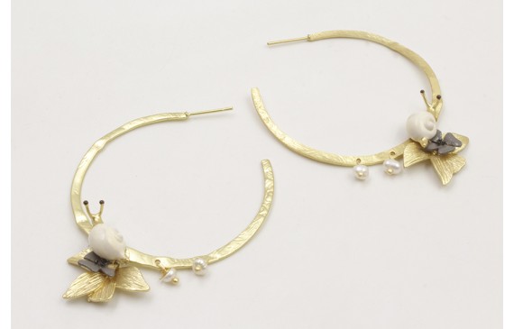 Pendientes aro plano labrado con caracol esmaltado