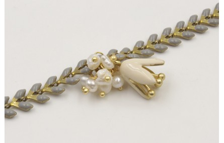 Pulsera cadena de pétalos esmalte gris, colgante c