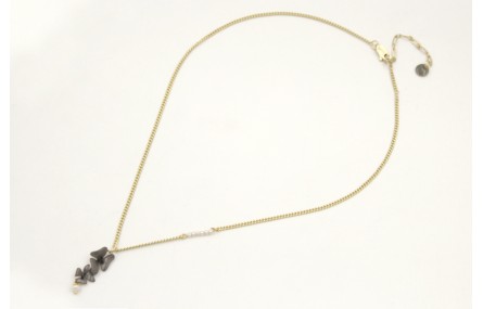 Collar cadena eslabón plano dorada mate con perlas