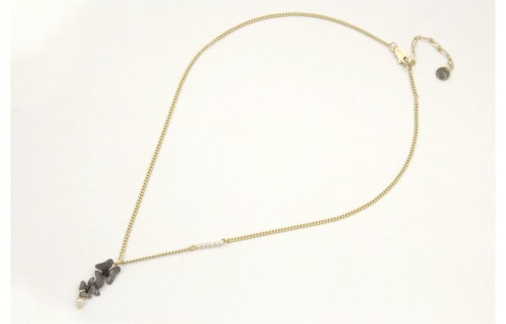 Collar cadena eslabón plano dorada mate con perlas