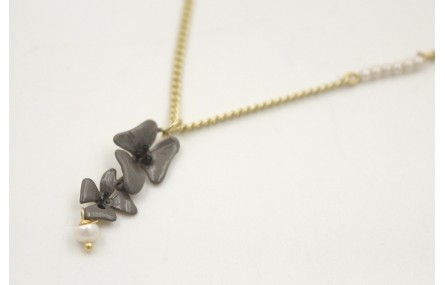 Collar cadena eslabón plano dorada mate con perlas