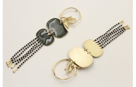 Pendientes perno aro con hojas dorado mate, colgan