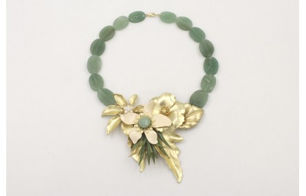 Collar piedras verdes con centro de flores y hojas