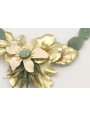 Collar piedras verdes con centro de flores y hojas
