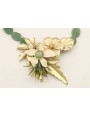 Collar piedras verdes con centro de flores y hojas