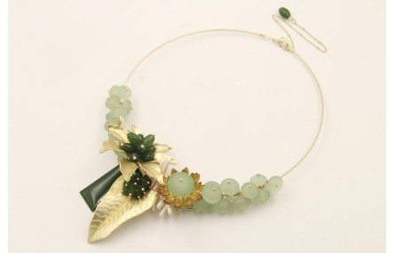 Collar rigido con piedras verdes, flor dorado amte