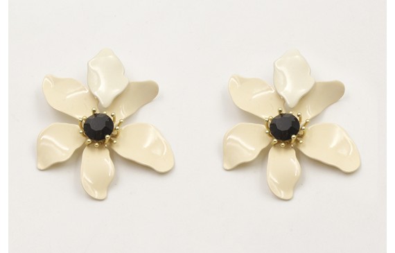 Pendiente flor esmlatada beige con brillo negro. L