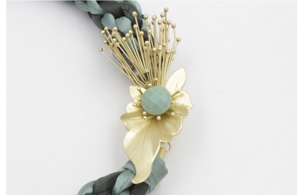 Collar seda verde claro y oscuro con nudo kumihimo