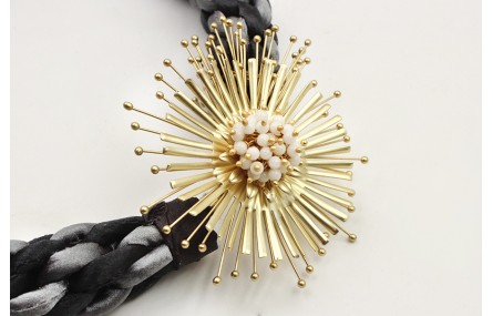 Collar seda gris claro y oscuro con nudo kumihimo 