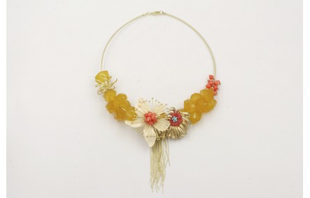 Collar rigido piedras amarillas y coral con flor e