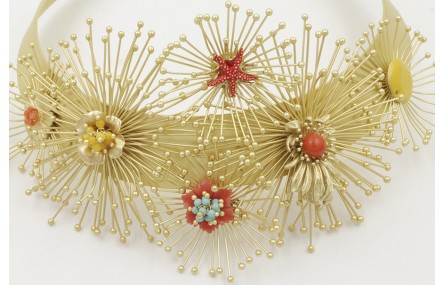 Collar lámina con soles destelleantes dorados mate