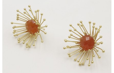 Pendientes pegados al lóbulo con sol destelleante 