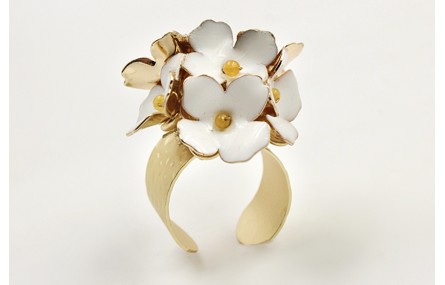 Anillo base labra con flores esmlatadas blancas. E