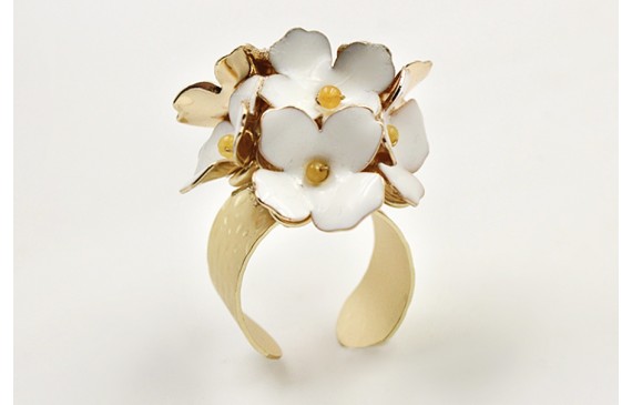 Anillo base labra con flores esmlatadas blancas. E