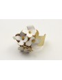 Anillo base labra con flores esmlatadas blancas. E