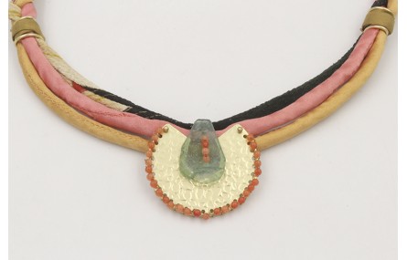 Collar seda natural mostaza y salmón con lazo tubo