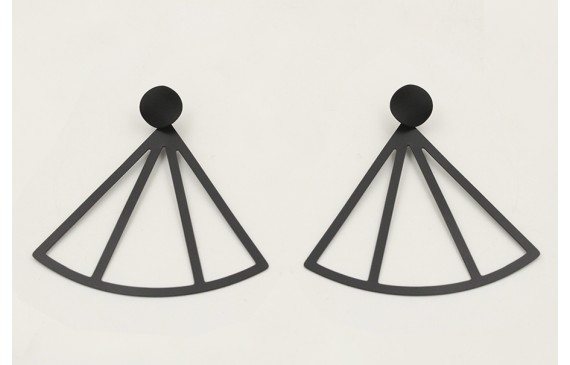 Pendiente perno disco esmaltado negro mate con lám