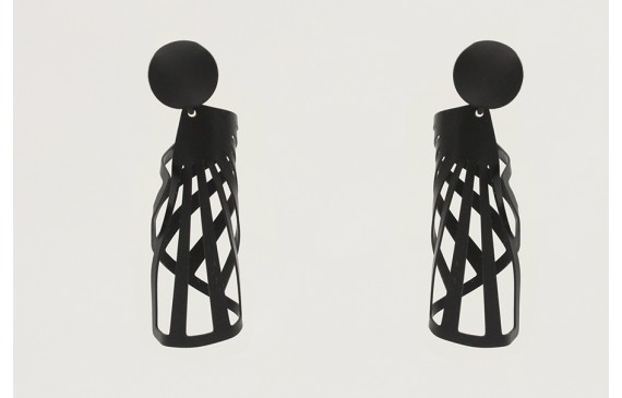 Pendientes perno esmaltado negro con lámina abanic