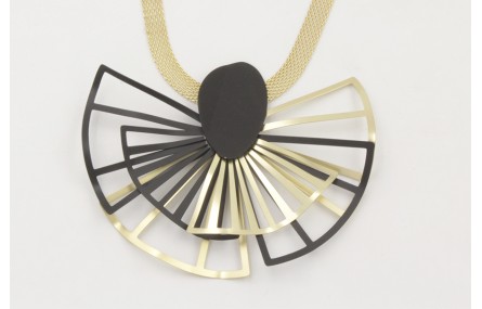 Collar cadena tira dorada mate con láminas abanico