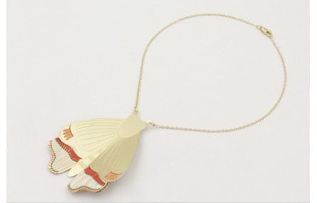 Colgante de cadena eslabón oro mate con polilla ca