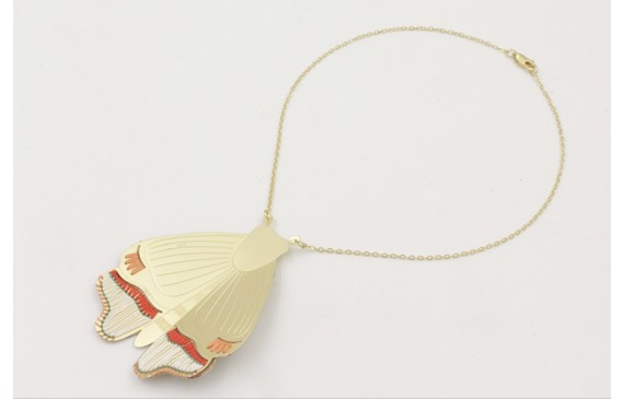 Colgante de cadena eslabón oro mate con polilla ca