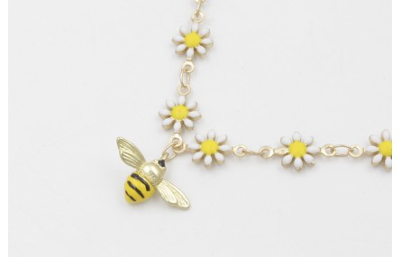 Colgante de cadena de margaritas esmaltadas blanca