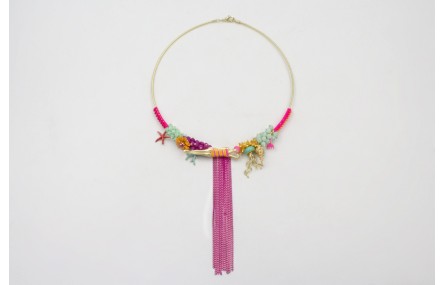 Collar rigido dorado con nudo macrame fucsia, medu