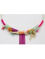 Collar rigido dorado con nudo macrame fucsia, medu